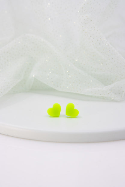 Mini Herz Ohrstecker aus Acrylglas – Leuchtendes Design mit Neon-Effekt