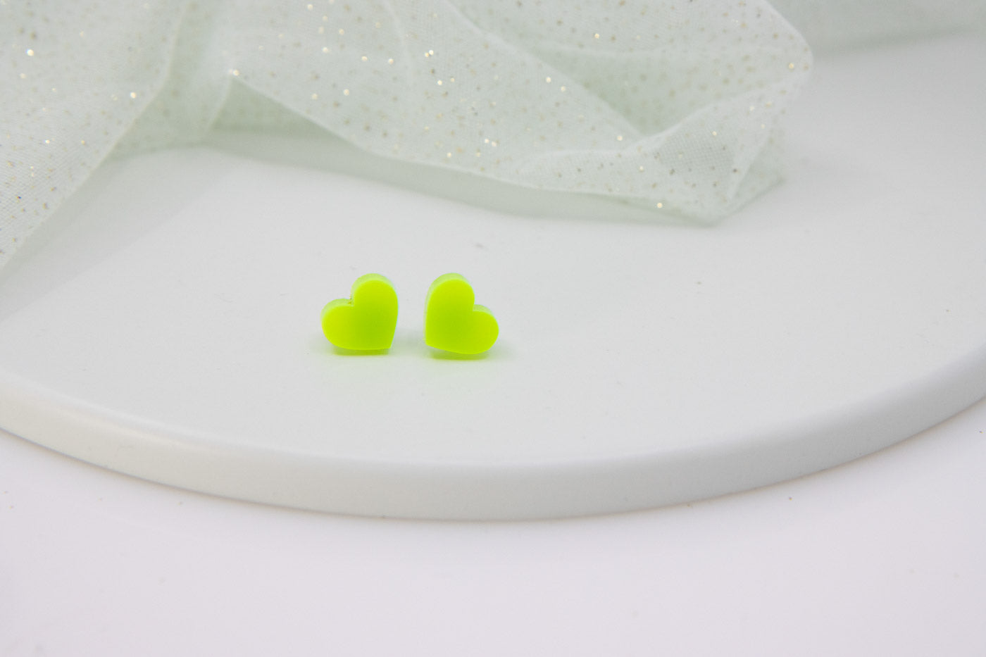 Mini Herz Ohrstecker aus Acrylglas – Leuchtendes Design mit Neon-Effekt