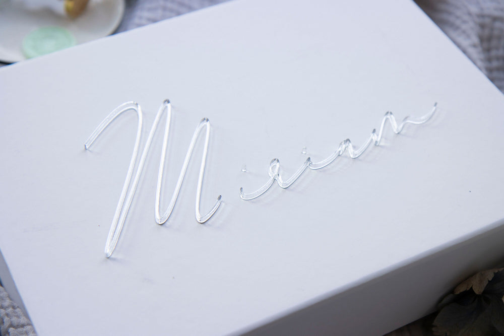 Geschenkbox L Weiß | 31 × 22 × 10 | mit 3D Acryl Schriftzug Personalisiert