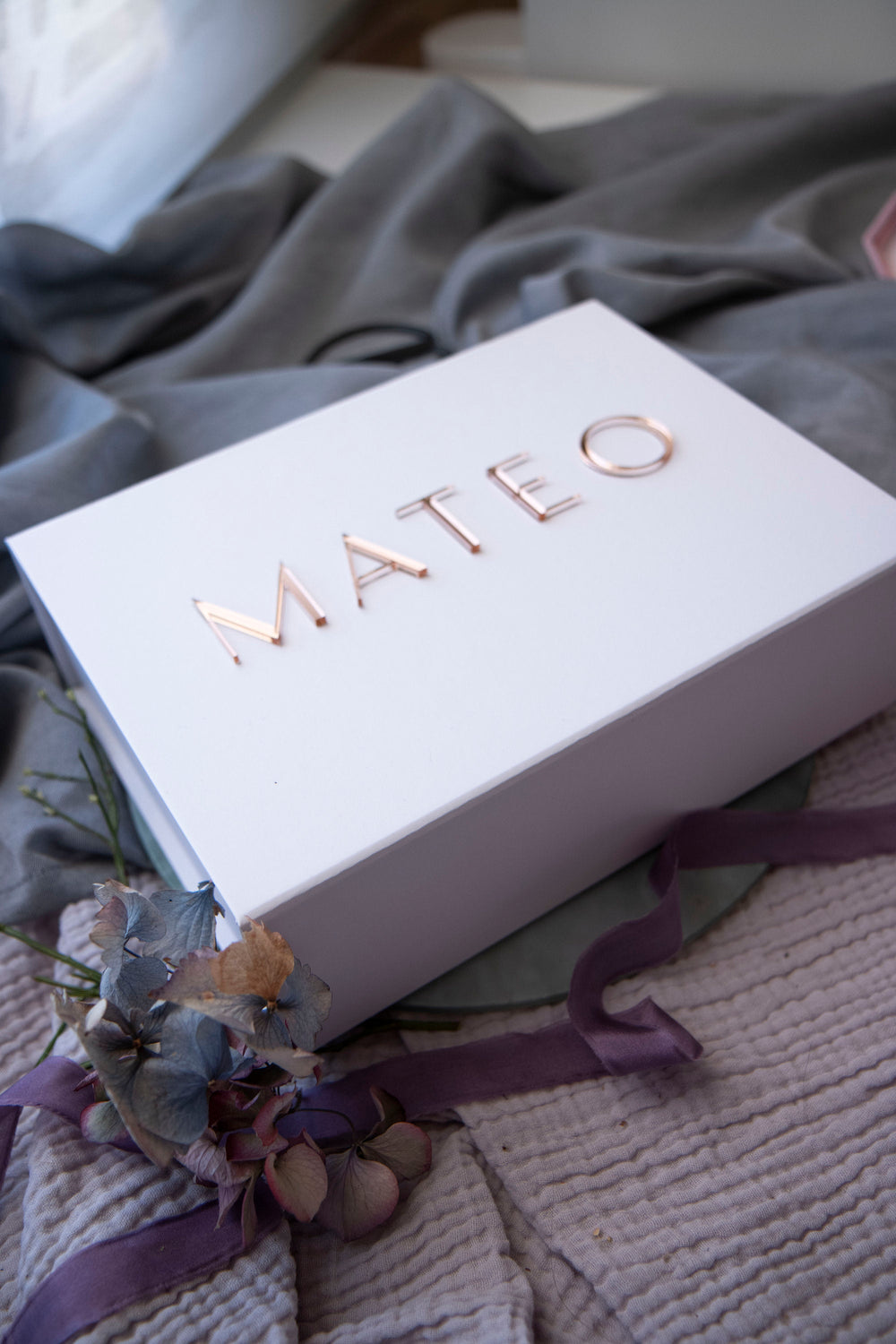 Geschenkbox L Weiß | 31 × 22 × 10 | mit 3D Acryl Schriftzug Personalisiert