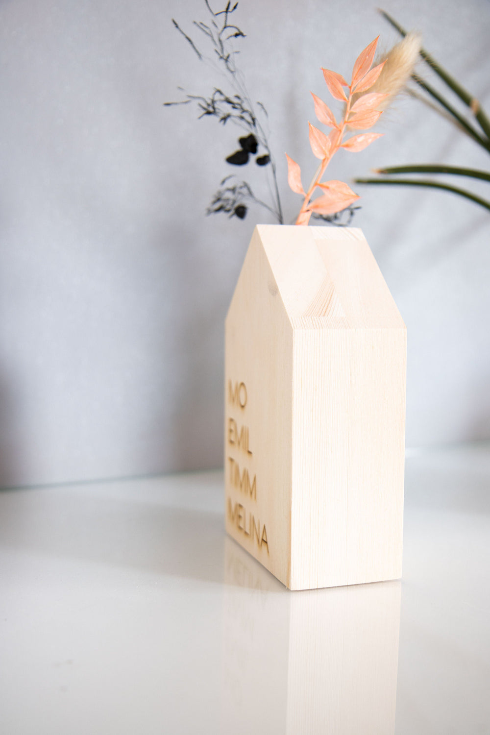 Dekohaus aus Holz mit Namen und Vase