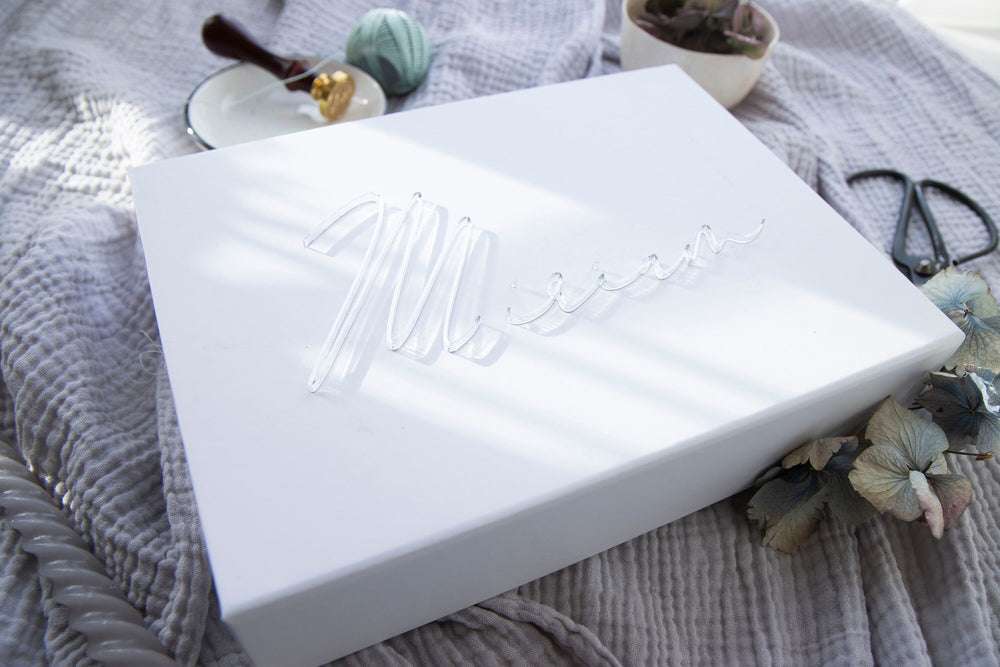 Geschenkbox M Weiß | 24 × 18 × 7 | mit 3D Acryl Schriftzug Personalisiert