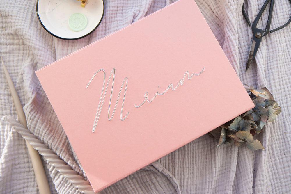 Geschenkbox M Rosa | 24 × 18 × 7 | mit 3D Acryl Schriftzug Personalisiert