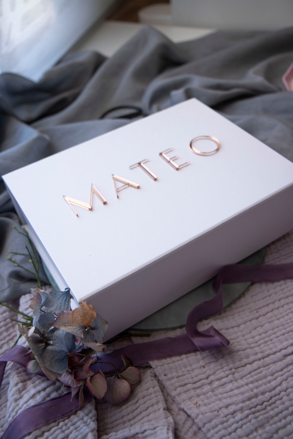 Geschenkbox M Weiß | 24 × 18 × 7 | mit 3D Acryl Schriftzug Personalisiert