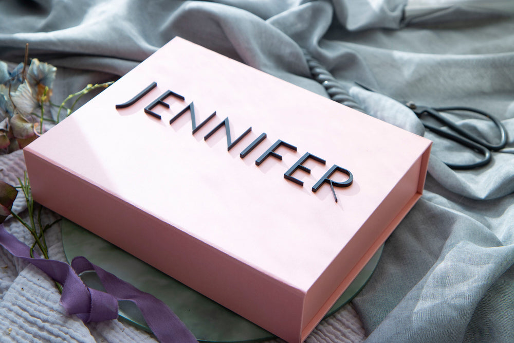 Geschenkbox M Rosa | 24 × 18 × 7 | mit 3D Acryl Schriftzug Personalisiert